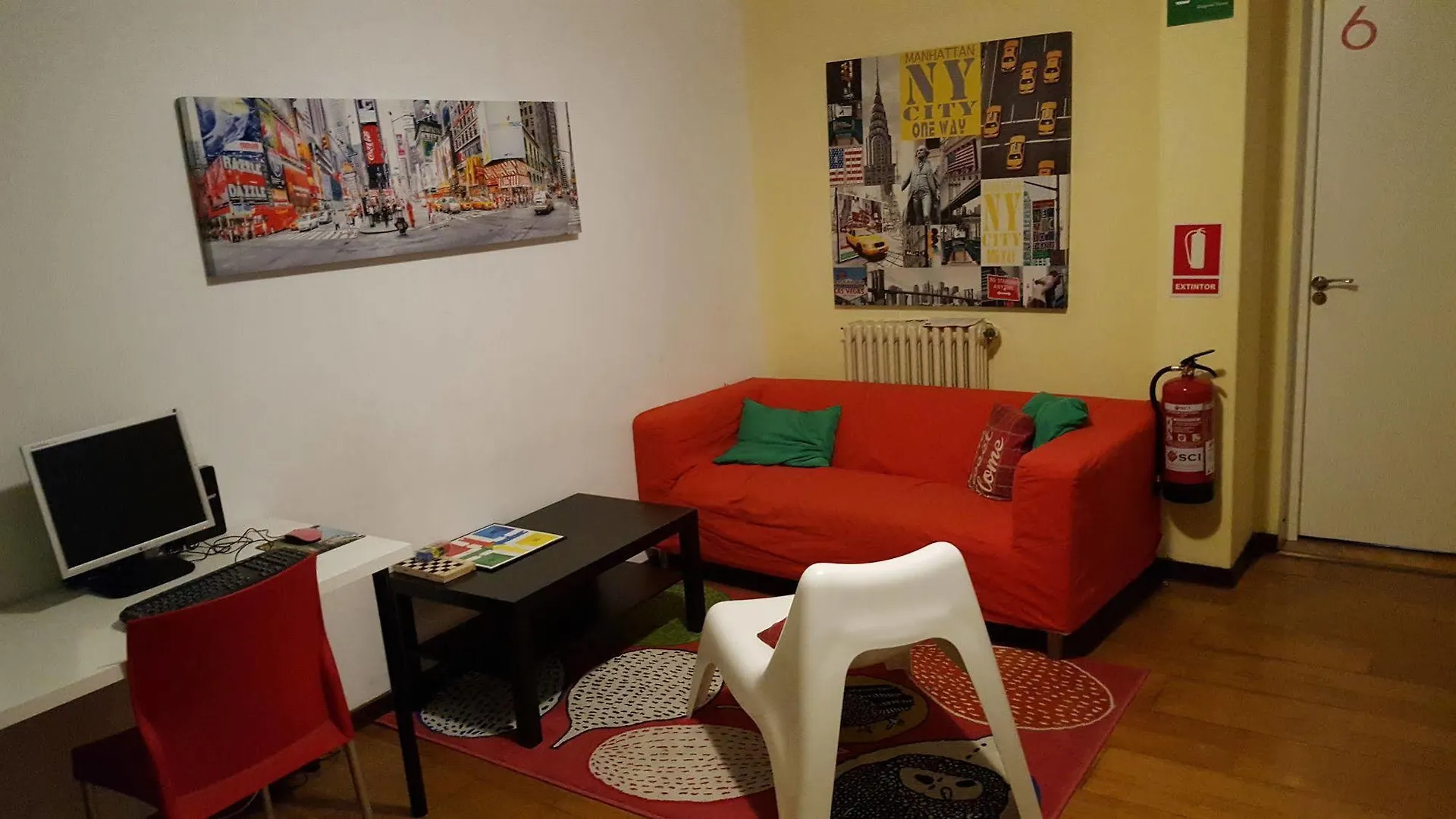 Diagonal House Hostel Barcelona 0*,